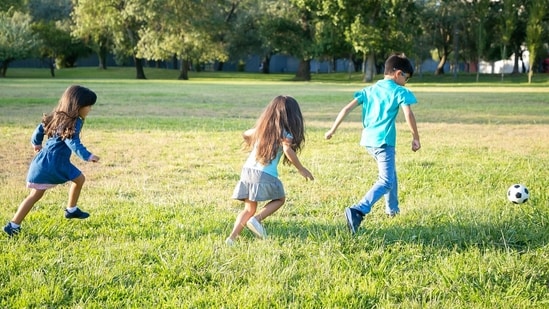 WHO guidance calls for infants to move throughout the day. (Freepik)