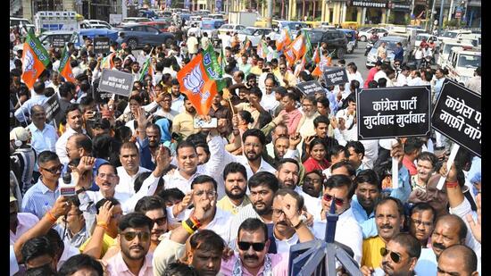 BJP workers protesting against the Congress president’s remarks against the PM in Lucknow on October 26. (HT photo)