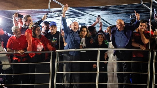 Lula wins Brazil runoff amid last-minute voting extension; Flávio Bolsonaro seeks annulment