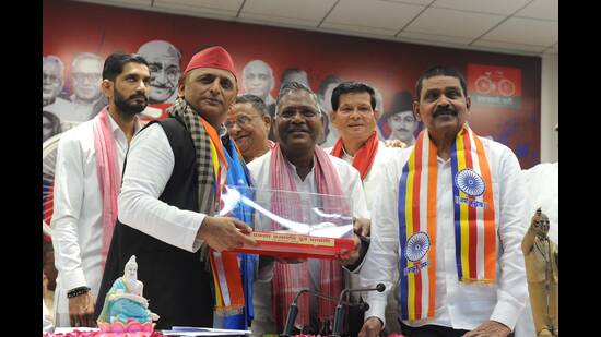 Former IAS officer and others joined the Samajwadi Party in the presence of Akhilesh Yadav in Lucknow on Monday (HT Photo)
