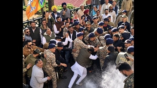 Protesters scuffle with securitymen in Shimla. (Deepak Sansta/HT)