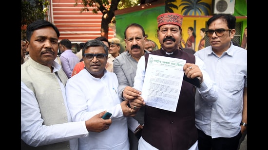 RJD MLAs Bhai Birendra, Ranvijay Sahu and others show a letter after meeting the Chief Electoral Officer in Patna on Monday. (Santosh Kumar/HT)