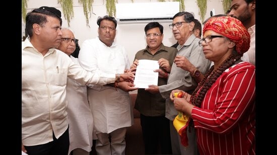 The minister assured villagers that the facility would process garbage rather than allow it to accumulate. (HT)