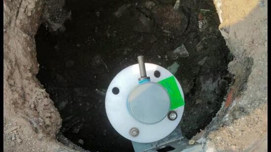 The sensors, officials said, will monitor water levels and sewage flow inside manholes. If the water level rises beyond the prescribed limit or the flow is obstructed, an alert will be sent to the MCG’s control room, enabling officials to identify the location and deploy teams to address the problem. (HT Photo)