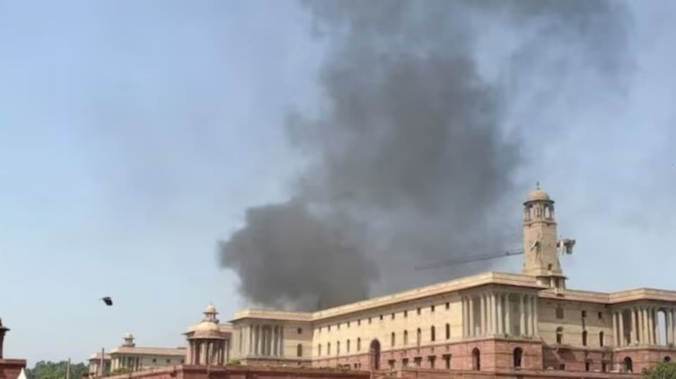 দিল্লির নর্থ ব্লকে আচমকা ধোঁয়া দেখা গেল।
