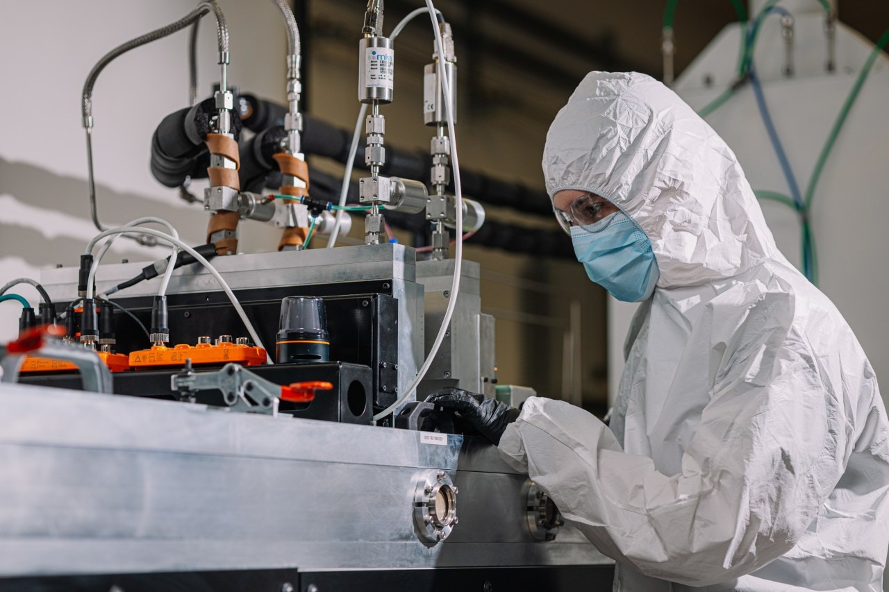 Swift Coat uses highly complex machinery to turn tiny particles called nanomaterials into antireflective coating. Swift Coat uses highly complex machinery to turn tiny particles called nanomaterials into antireflective coating.