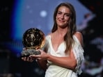 Alexia Putellas poses after receiving the Ballon d'Or Féminin award/(AFP)