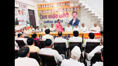 AICC observer Neetu Verma Soin addressing an executive committee meeting in Panipat Rural constituency on Tuesday. (HT Photo) AICC observer Neetu Verma Soin addressing an executive committee meeting in Panipat Rural constituency on Tuesday. (HT Photo)