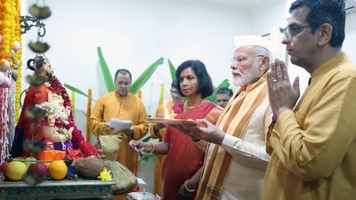 ২০২৪ সালের গণেশ পুজোয় তৎকালীন প্রধান বিচারপতি ডিওয়াই চন্দ্রচূড়ের বাড়িতে প্রধানমন্ত্রী নরেন্দ্র মোদী। (ফাইল ছবি, সৌজন্যে @narendramodi) ২০২৪ সালের গণেশ পুজোয় তৎকালীন প্রধান বিচারপতি ডিওয়াই চন্দ্রচূড়ের বাড়িতে প্রধানমন্ত্রী নরেন্দ্র মোদী। (ফাইল ছবি, সৌজন্যে @narendramodi)