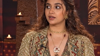 ఓటీటీలు ఎందుకన్నారు.. రెండు పడవల ప్రయాణం.. వెబ్ సిరీస్ ఎంట్రీపై కీర్తి సురేష్ షాకింగ్ కామెంట్స్! ఓటీటీలు ఎందుకన్నారు.. రెండు పడవల ప్రయాణం.. వెబ్ సిరీస్ ఎంట్రీపై కీర్తి సురేష్ షాకింగ్ కామెంట్స్!