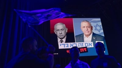 Israeli Prime Minister Benjamin Netanyahu (L) and Gadi Eisenkot (R) Israeli Prime Minister Benjamin Netanyahu (L) and Gadi Eisenkot (R)