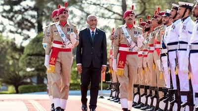 পাকিস্তানে মালদ্বীপের প্রেসিডেন্ট মহম্মদ মুইজ্জুকে 'গার্ড অফ অনার'। (ছবি সৌজন্যে এএফপি) পাকিস্তানে মালদ্বীপের প্রেসিডেন্ট মহম্মদ মুইজ্জুকে 'গার্ড অফ অনার'। (ছবি সৌজন্যে এএফপি)