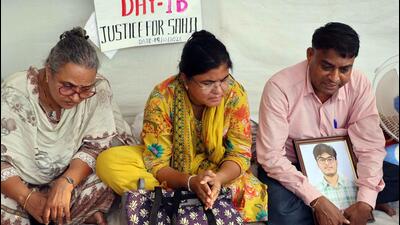 Parents of the deceased student have been on a hunger strike for 21 days (Anshuman Poyrekar/HT Photo) Parents of the deceased student have been on a hunger strike for 21 days (Anshuman Poyrekar/HT Photo)