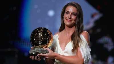Alexia Putellas poses after receiving the Ballon d'Or Féminin award/ (AFP) Alexia Putellas poses after receiving the Ballon d'Or Féminin award/ (AFP)