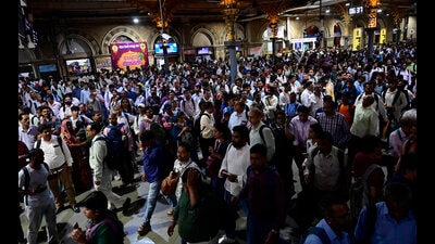 Monday’s signalling failure led to the cancellation of 80 suburban services and delays of up to 90 minutes, leaving thousands of commuters stranded. (HT Photo) Monday’s signalling failure led to the cancellation of 80 suburban services and delays of up to 90 minutes, leaving thousands of commuters stranded. (HT Photo)
