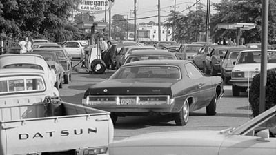Cars wait in long lines during the gas shortage in the US. (Library of Congress Prints and Photographs Division/Warren K Leffler) Cars wait in long lines during the gas shortage in the US. (Library of Congress Prints and Photographs Division/Warren K Leffler)