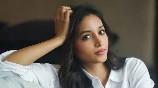 Srinidhi Shetty dismisses rumours of taking <span class='webrupee'>₹</span>8 crore remuneration after KGF success.