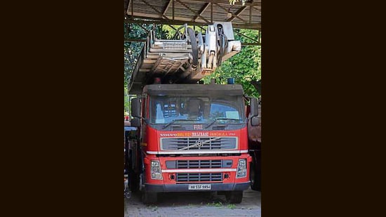 A hydraulic ladder is a specialised fire-rescue vehicle fitted with a rotating ladder which can lift firefighters to upper floors (Sant Arora/HT)