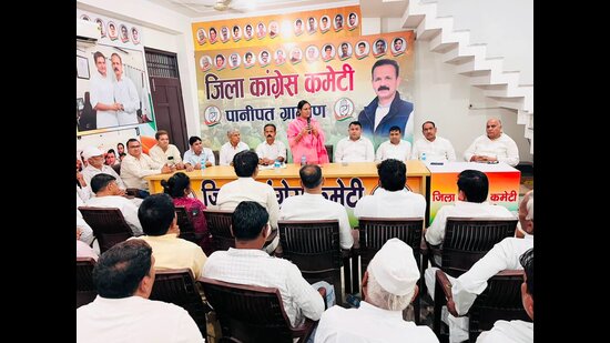 AICC observer Neetu Verma Soin addressing an executive committee meeting in Panipat Rural constituency on Tuesday. (HT Photo)