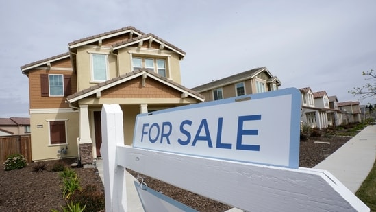 US new home sales fell in September as mortgage rates rose to 7.32%.
