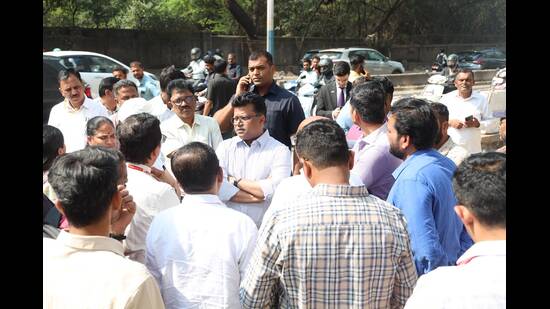 Ram also instructed officials to widen Symbiosis Road, which connects the Ramwadi underpass to the airport, to 30 metres as prescribed in the sanctioned development plan. (HT)