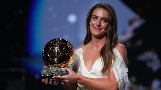 Alexia Putellas poses after receiving the Ballon d'Or Féminin award/ (AFP)