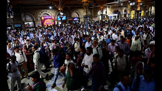 Monday’s signalling failure led to the cancellation of 80 suburban services and delays of up to 90 minutes, leaving thousands of commuters stranded. (HT Photo)