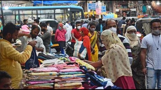 With central parts of the city witnessing a surge in shoppers ahead of Diwali, the traffic police have prohibited the transport of goods to shops in crowded Peth areas during the daytime. ((PIC FOR REPRESENTATION))