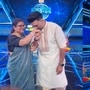 শ্রুতির মায়ের সঙ্গে দেব। 