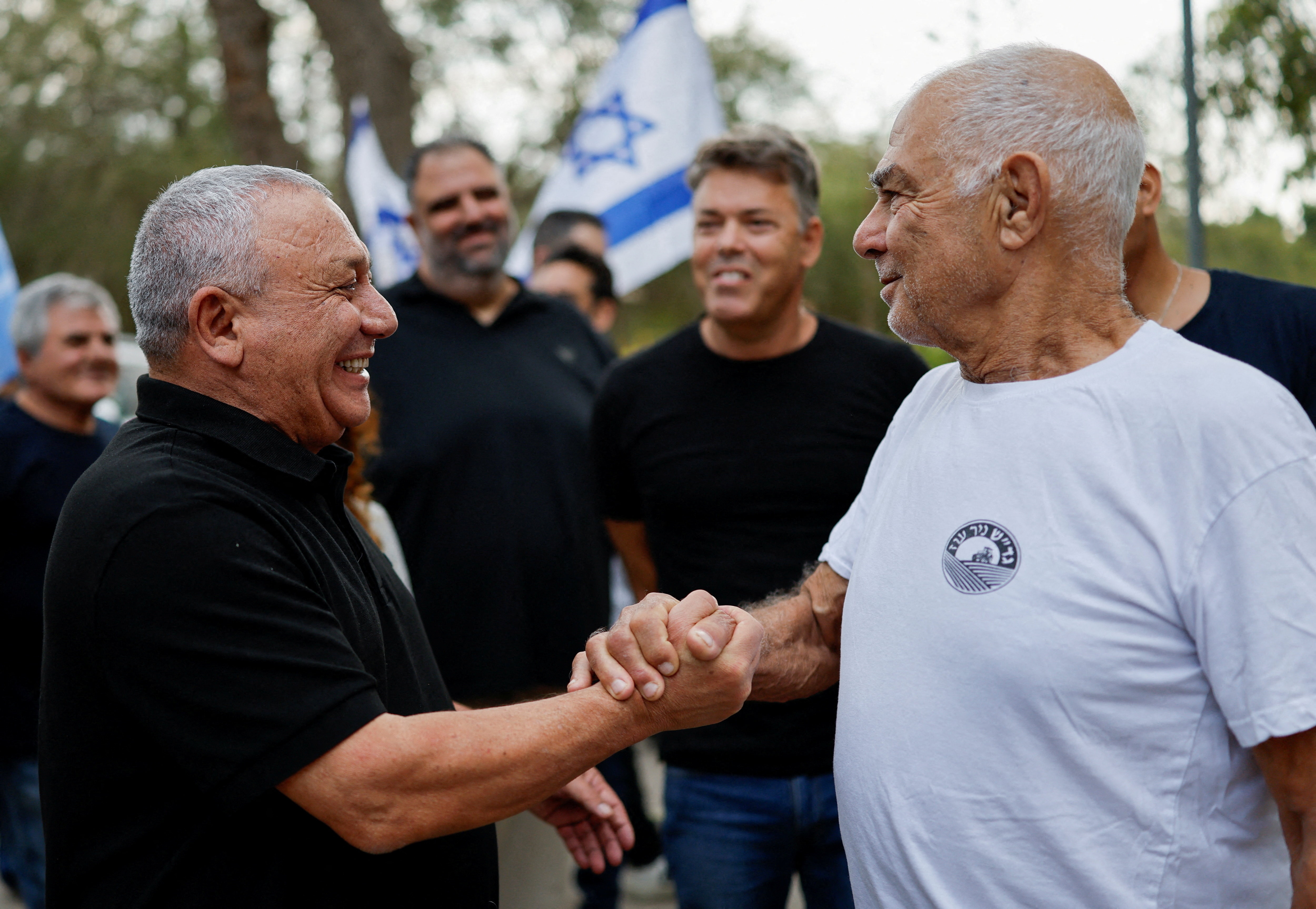Former Israeli military chief Gadi Eisenkot, leader of the Yashar party, shakes hands with former hostage Gadi Moses, during the national election, in kibbutz Nir Oz, southern Israel, October 27, 2026. REUTERS/Amir Cohen     TPX IMAGES OF THE DAY (REUTERS)