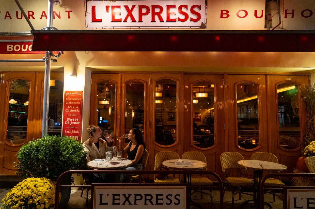 10:21 p.m.: Under the stars at L’Express. 10:21 p.m.: Under the stars at L’Express.