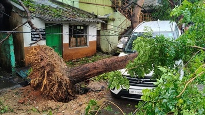 విశాఖపై తుఫాన్ పంజా (REUTERS/Stringer) (REUTERS)
