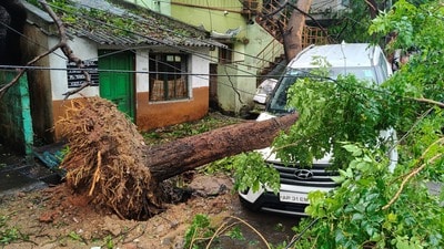 <p>విశాఖపట్నం తీరంలో బుధవారం ఉదయం నుంచే వాతావరణం అత్యంత భయంకరంగా మారింది. గంటకు వంద కిలోమీటర్లకు పైగా వేగంతో వీచిన ఈదురుగాలులకు విశాఖ తీరానికి రాకాసి అలలు పోటెత్తాయి. గాలుల ధాటికి నగరంలో పలుచోట్ల భారీ వృక్షాలు నేలకూలాయి. నగర వీధుల్లో నిలిపి ఉంచిన పలు వాహనాలపై చెట్లు కూలిపోవడంతో అవి తీవ్రంగా ధ్వంసమయ్యాయి. విశాఖపట్నంలోని ప్రధాన రహదారులపై ట్రాఫిక్ స్తంభించిపోవడంతో సహాయక బృందాలు రంగంలోకి దిగి చెట్లను తొలగించే చర్యలు చేపట్టాయి.</p><p> </p> (REUTERS)