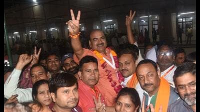 BJP’s Umesh Dwivedi celebrates with supporters at the Ramabai counting centre in Lucknow. (HT Photo)
