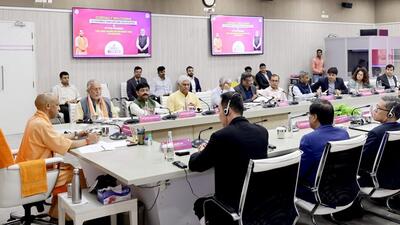 CM Yogi Adityanath during the meeting with a 14-member high-level business delegation from Singapore. (HT)