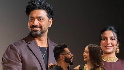 কোথায় দূরত্ব? দেশু৭ দেখতে হাজির শুভশ্রীর বর! ‘রাজ না থাকলে এই ছবি হতো না’: দেব কোথায় দূরত্ব? দেশু৭ দেখতে হাজির শুভশ্রীর বর! ‘রাজ না থাকলে এই ছবি হতো না’: দেব