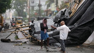 <p>ఇవాళ తుఫాన్ తీరం దాటిన తర్వాత కాకినాడలోని పరిస్థితి</p><p> </p> (AP Photo/Mahesh Kumar A.) <p>ఇవాళ తుఫాన్ తీరం దాటిన తర్వాత కాకినాడలోని పరిస్థితి</p><p> </p> (AP Photo/Mahesh Kumar A.)