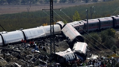 Two trains collided this Wednesday morning at the station in the town of Urda, Toledo province. (REUTERS)