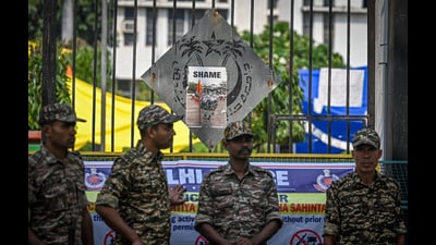 Security personnel outside JMI on Wednesday. (Sanchit Khanna/Hindustan Times) Security personnel outside JMI on Wednesday. (Sanchit Khanna/Hindustan Times)