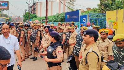 Security personnel outside the counting centre in Varanasi. (HT Photo) Security personnel outside the counting centre in Varanasi. (HT Photo)