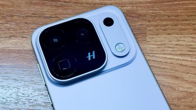 The Find X9 Ultra had set an overall template, and the Find X10 Pro Max is building on that ((Vishal Mathur / HT Photo)) The Find X9 Ultra had set an overall template, and the Find X10 Pro Max is building on that ((Vishal Mathur / HT Photo))