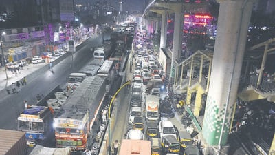 The blockade began around 10 pm on Tuesday, with protesters occupying Ghodbunder Road at several locations, including Majiwada, Balkum, Manpada and Mulla Baug. (Praful Gangurde/HT Photo) The blockade began around 10 pm on Tuesday, with protesters occupying Ghodbunder Road at several locations, including Majiwada, Balkum, Manpada and Mulla Baug. (Praful Gangurde/HT Photo)