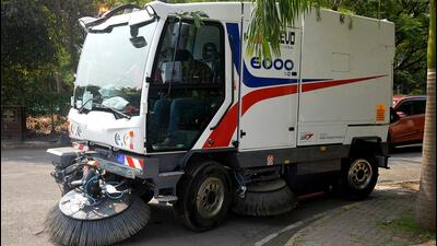 The civic body will deploy departmental and contractual manpower, along with machinery such as mechanical power sweepers, litter pickers, JCBs, dumpers, misting machines and water sprinklers to aid implementation, officials said (Hindustan Times) The civic body will deploy departmental and contractual manpower, along with machinery such as mechanical power sweepers, litter pickers, JCBs, dumpers, misting machines and water sprinklers to aid implementation, officials said (Hindustan Times)