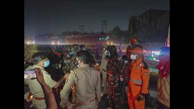 The joint team of Lucknow police, NDRF, SDRF and locals at the spot . (HT)