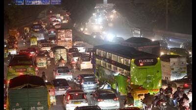 Vehicles stuck in a serpentine jam at Ashram Chowk on Wednesday evening. (Raj K Raj/HT) Vehicles stuck in a serpentine jam at Ashram Chowk on Wednesday evening. (Raj K Raj/HT)