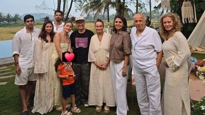 গোয়ায় পরিবারের সঙ্গে আলিয়া, আছে রাহা। শুধু দেখা নেই রণবীরের। গোয়ায় পরিবারের সঙ্গে আলিয়া, আছে রাহা। শুধু দেখা নেই রণবীরের।