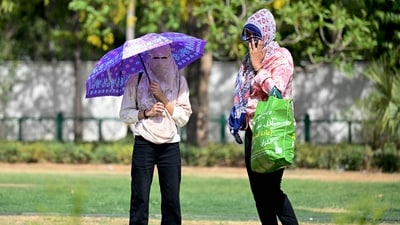 Women wearing scarves walk in a garden on a hot summer day in New Delhi on May 30, 2024, (AFP) Women wearing scarves walk in a garden on a hot summer day in New Delhi on May 30, 2024, (AFP)
