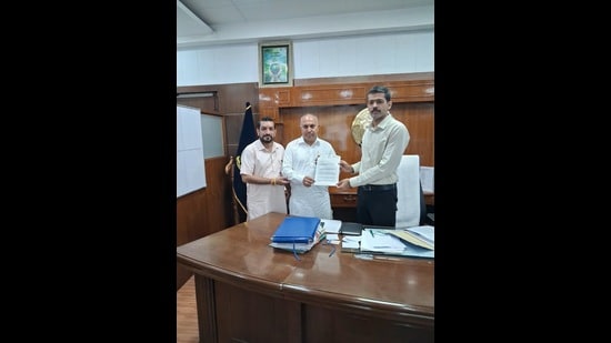 A letter submitted to MC commissioner Ankur Mahindroo in Ludhiana on Tuesday. (HT Photo)