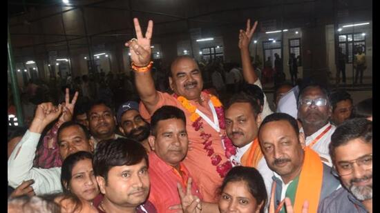 BJP’s Umesh Dwivedi celebrates with supporters at the Ramabai counting centre in Lucknow. (HT Photo)