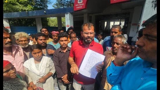Family members of the deceased protest outside Baikunth Dham in Lucknow on Wednesday. (Sourced)